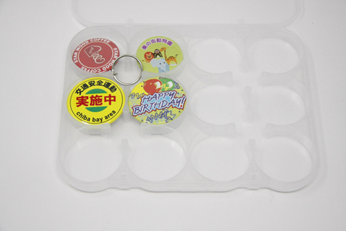 メダルケースに缶バッチを入れた写真