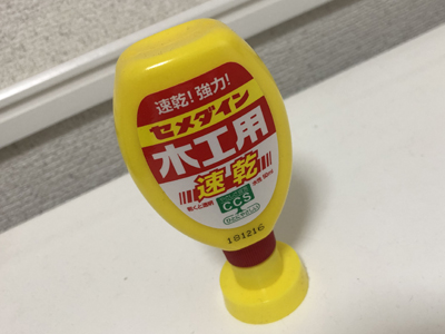 ボンド(セメダイン)で缶バッジのサビ取りの写真